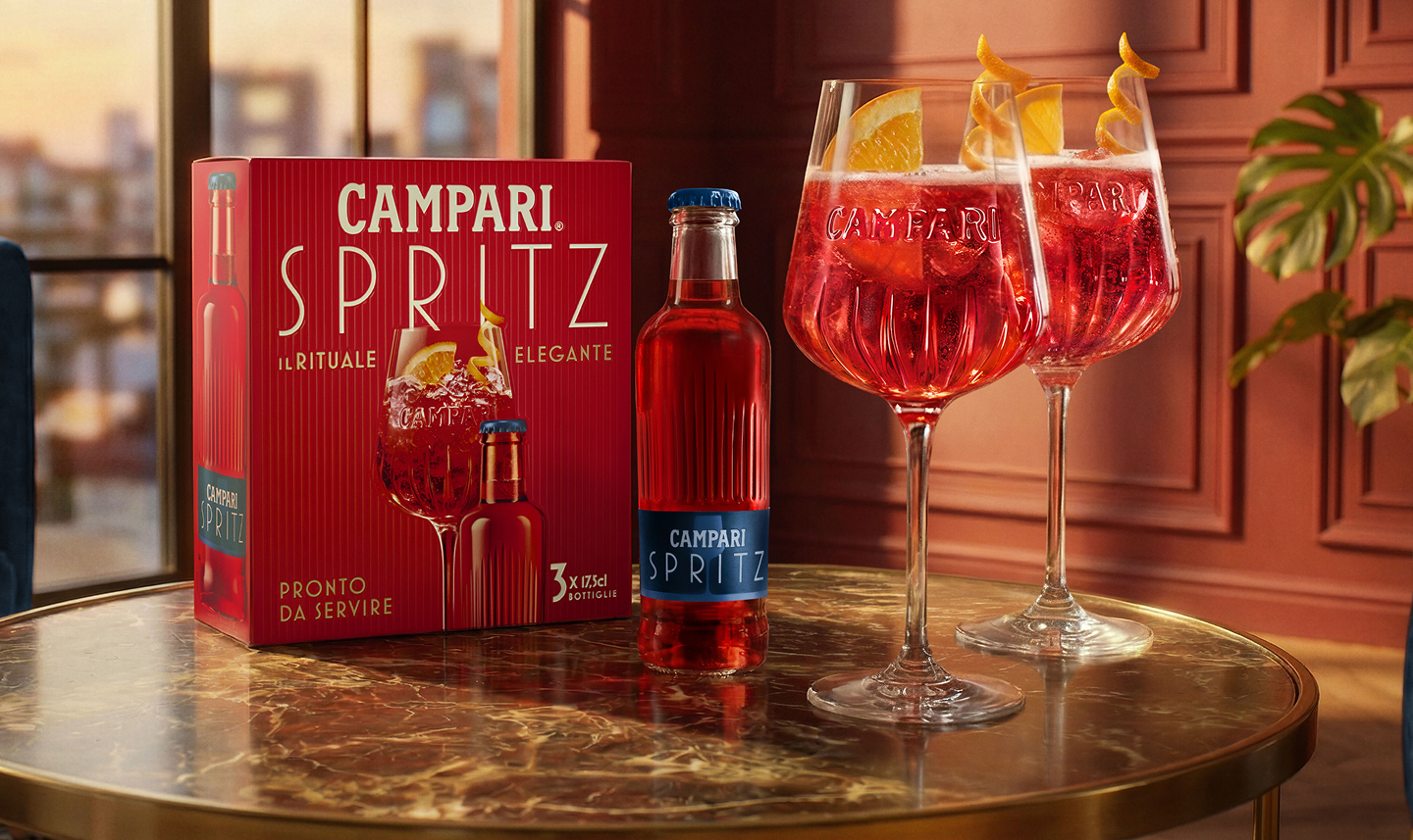 Immagine cofanetto Campari Spritz con bottiglia Campari e 2 calici pieni di Campari Spritz